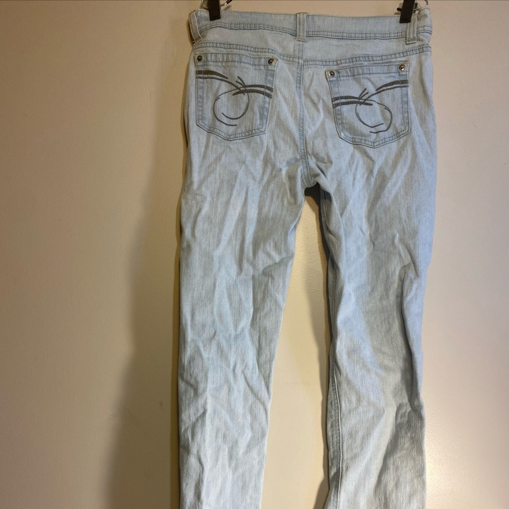 So 11โ Average Juniors Straight Leg Light Wash Blue 5 Pocket High Rise Jeans